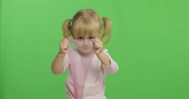 El yapımı oyuncak balçıkla oynayan çocuk. Pembe balçık yaparken eğlenen çocuk