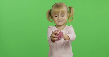 El yapımı oyuncak balçıkla oynayan çocuk. Pembe balçık yaparken eğlenen çocuk