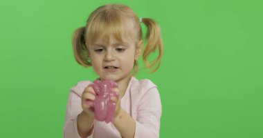 El yapımı oyuncak balçıkla oynayan çocuk. Pembe balçık yaparken eğlenen çocuk