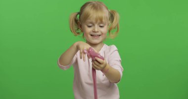 El yapımı oyuncak balçıkla oynayan çocuk. Pembe balçık yaparken eğlenen çocuk