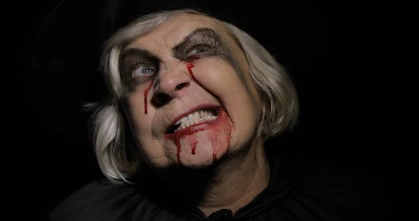 Maquillaje de Halloween de bruja vieja. Retrato de mujer anciana con sangre en la cara . —  Fotos de Stock