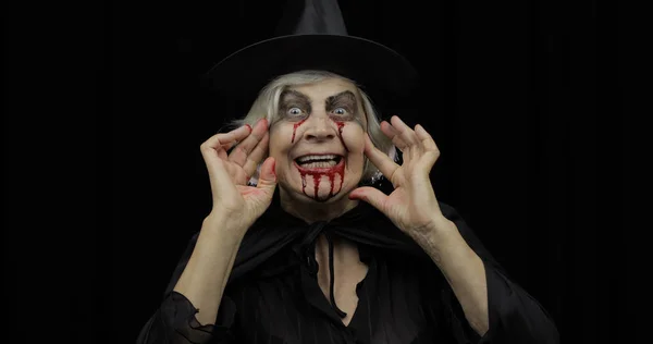 Alte Hexe halloween Make-up. Porträt einer älteren Frau mit Blut im Gesicht. — Stockfoto