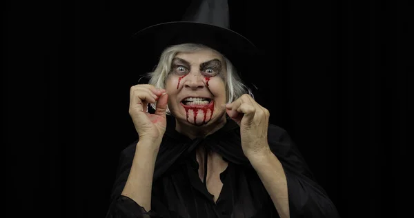 Maquiagem de bruxa velha Halloween. Mulher idosa retrato com sangue no rosto . — Fotografia de Stock