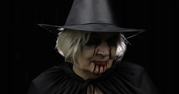 Maquillaje de Halloween de bruja vieja. Retrato de mujer anciana con sangre en la cara . —  Fotos de Stock