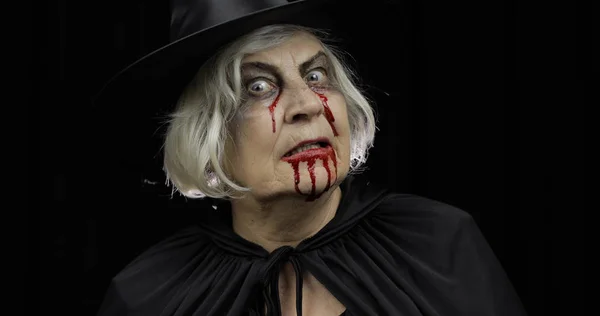 오래된 마녀 할로윈 메이크업입니다. 그녀의 얼굴에 혈액을 가진 노인 여성 초상화. — 스톡 사진