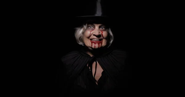 Alte Hexe halloween Make-up. Porträt einer älteren Frau mit Blut im Gesicht. — Stockfoto
