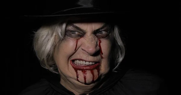 Maquiagem de bruxa velha Halloween. Mulher idosa retrato com sangue no rosto . — Fotografia de Stock