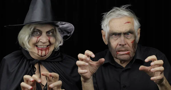 Idős férfi és a nő a Halloween jelmezekben. Csöpögő vér az arcukon — Stock Fotó