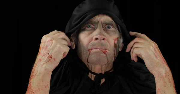 Maquiagem e fantasia do velho carrasco Halloween. Homem idoso com sangue no rosto — Fotografia de Stock