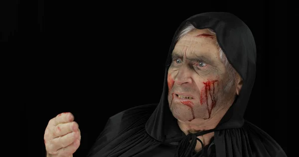 Antiguo verdugo de Halloween maquillaje y traje. Hombre mayor con sangre en la cara —  Fotos de Stock