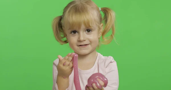 Kid gry z ręcznie wykonane zabawka szlam. Dziecko mający zabawa zrobienie różowy szlam — Zdjęcie stockowe