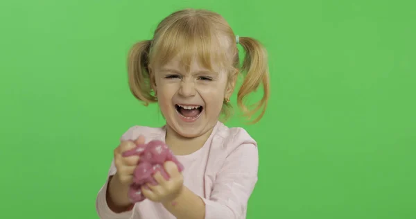 Kid spelen met de handgemaakt speelgoed slime. Kind met plezier maken van roze slime — Stockfoto