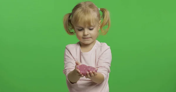 Niño jugando con limo de juguete hecho a mano. Niño divirtiéndose haciendo limo rosa —  Fotos de Stock