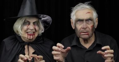 Cadılar Bayramı kostümlü yaşlı bir adam ve kadın. Cadı ve zombi