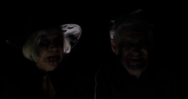 Cadılar Bayramı kostümlü yaşlı bir adam ve kadın. Cadı ve zombi