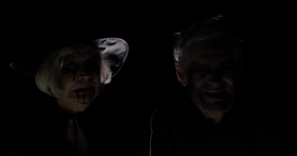 Hombre y mujer mayores disfrazados de Halloween. Bruja y zombie — Vídeos de Stock