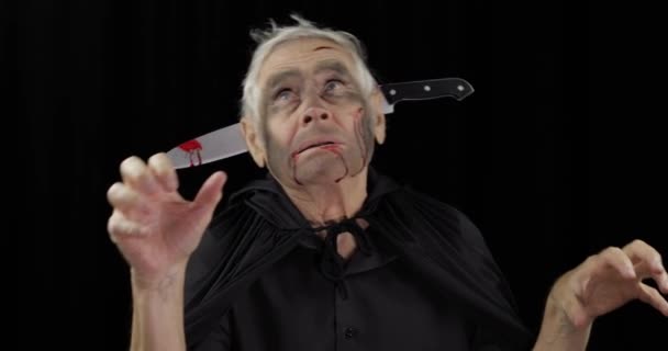 Älterer Mann mit Messer im Kopf. Halloween Make-up und Kostüm. Blut im Gesicht — Stockvideo