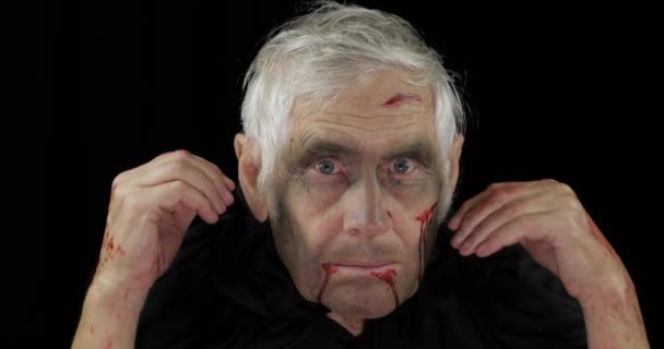 Ancien bourreau Halloween maquillage et costume. Homme âgé avec du sang sur le visage — Video