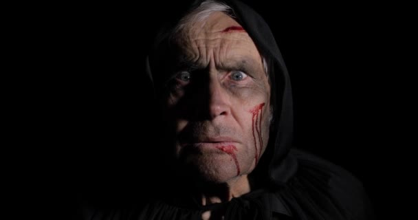 Ancien bourreau Halloween maquillage et costume. Homme âgé avec du sang sur le visage — Video