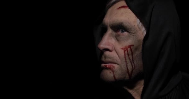 Alte Scharfrichter halloween Make-up und Kostüm. Älterer Mann mit Blut im Gesicht — Stockvideo