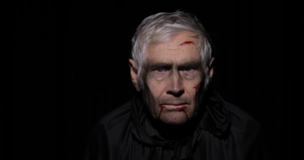 Vecchio boia trucco di Halloween e costume. Uomo anziano con il sangue sul viso — Video Stock