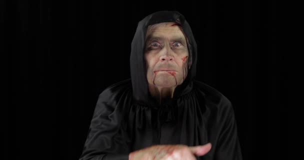 Ancien bourreau Halloween maquillage et costume. Homme âgé avec du sang sur le visage — Video