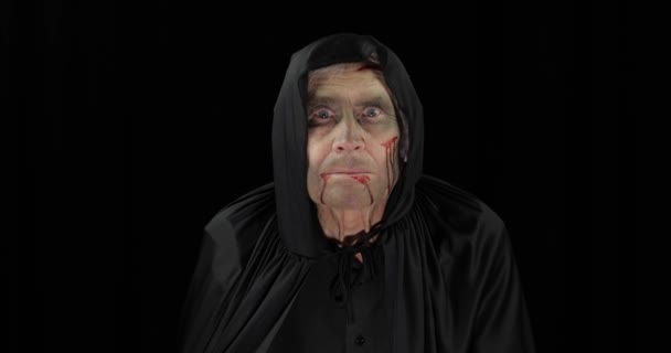 Maquiagem e fantasia do velho carrasco Halloween. Homem idoso com sangue no rosto — Vídeo de Stock