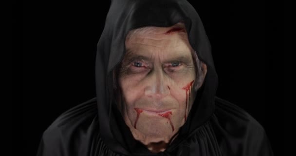 Vecchio boia trucco di Halloween e costume. Uomo anziano con il sangue sul viso — Video Stock