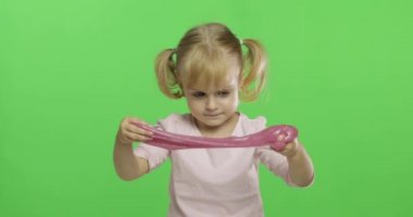 El yapımı oyuncak balçıkla oynayan çocuk. Pembe balçık yaparken eğlenen çocuk