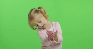 El yapımı oyuncak balçıkla oynayan çocuk. Pembe balçık yaparken eğlenen çocuk