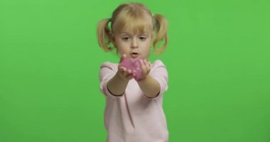 El yapımı oyuncak balçıkla oynayan çocuk. Pembe balçık yaparken eğlenen çocuk