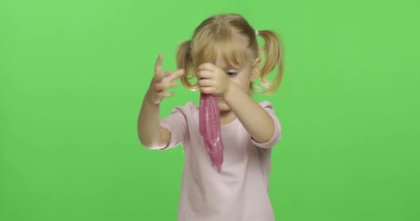 Niño jugando con limo de juguete hecho a mano. Niño divirtiéndose haciendo limo rosa — Vídeos de Stock