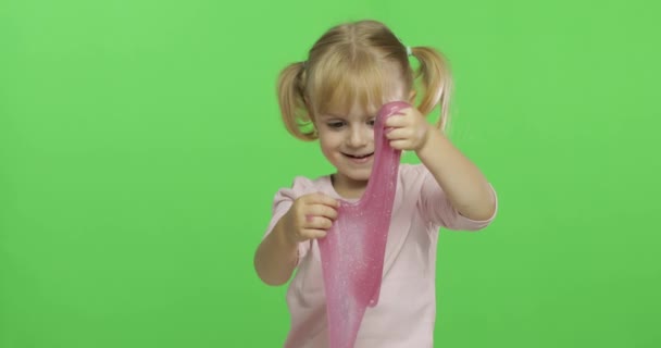 Niño jugando con limo de juguete hecho a mano. Niño divirtiéndose haciendo limo rosa — Vídeos de Stock