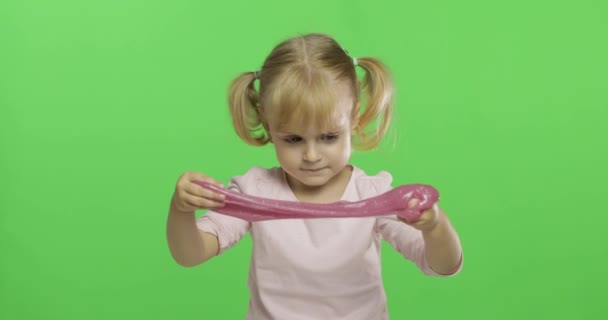 Niño jugando con limo de juguete hecho a mano. Niño divirtiéndose haciendo limo rosa — Vídeos de Stock