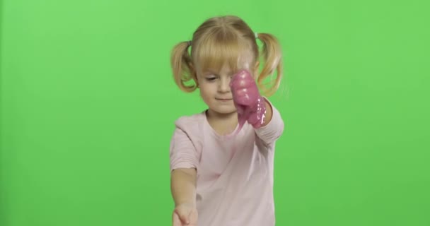 Criança brincando com lodo de brinquedo feito à mão. Criança se divertindo fazendo lodo rosa — Vídeo de Stock