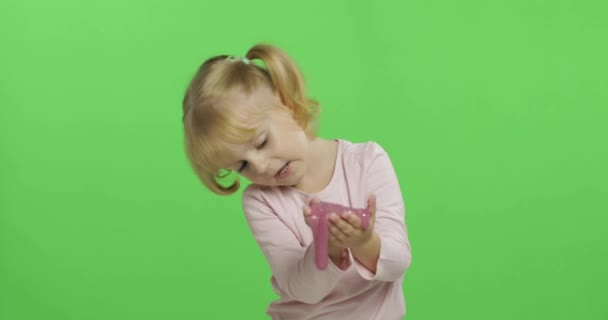 Kind spielt mit handgemachtem Spielzeugschleim. Kind hat Spaß bei der Herstellung von rosa Schleim — Stockvideo