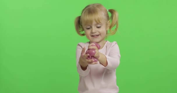 Ragazzo che gioca con la melma giocattolo fatta a mano. Bambino divertendosi a fare la melma rosa — Video Stock