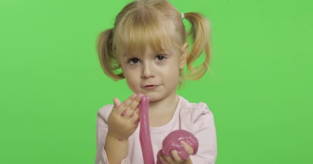 Criança brincando com lodo de brinquedo feito à mão. Criança se divertindo fazendo lodo rosa — Vídeo de Stock