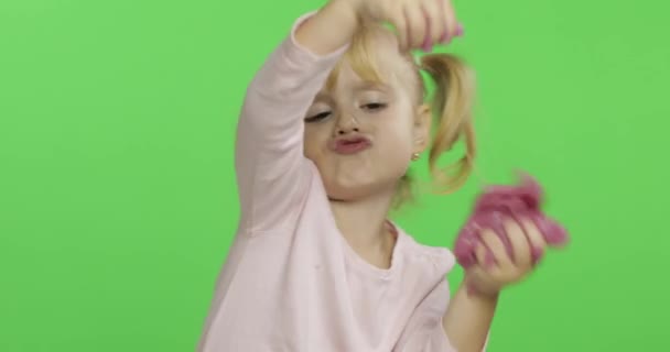 Criança brincando com lodo de brinquedo feito à mão. Criança se divertindo fazendo lodo rosa — Vídeo de Stock