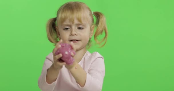 Criança brincando com lodo de brinquedo feito à mão. Criança se divertindo fazendo lodo rosa — Vídeo de Stock