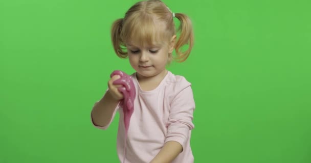 Kind spielt mit handgemachtem Spielzeugschleim. Kind hat Spaß bei der Herstellung von rosa Schleim — Stockvideo