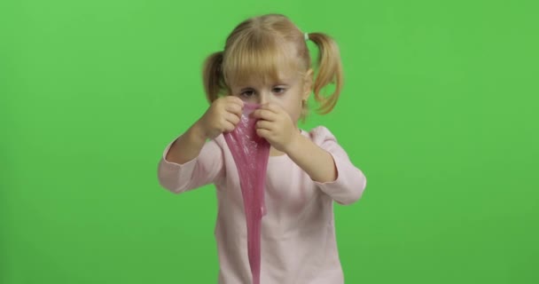 Kind spielt mit handgemachtem Spielzeugschleim. Kind hat Spaß bei der Herstellung von rosa Schleim — Stockvideo