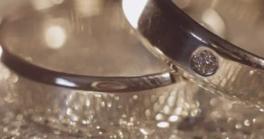 Düğün Gols halkalar parlak parlak yüzey üzerinde yatıyor. Işık ile parlayan. Close