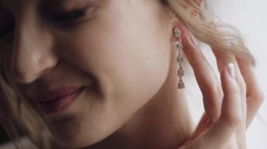 Gece elbisesi ve peçe güzel ve güzel gelin onu küpe dokunur