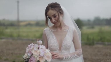 Gelinin elinde düğün buketi. Düğün günü. Nişan