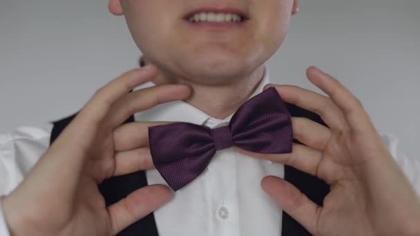 Groom adjusts bow tie. Preparing to go to the bride. Wedding day — Stock Video