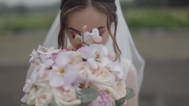 Wedding bouquet in the hands of the bride. Wedding day. Engagement — Stock Video