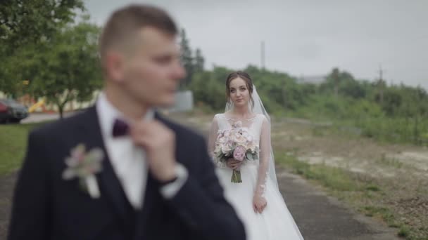 Sevimli genç beyaz gelin ve damat. Düğün çifti. Mutlu bir aile. Newlyweds — Stok video