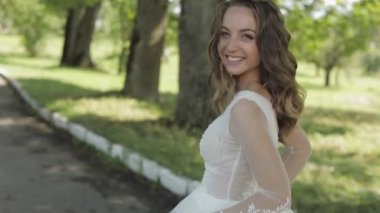 Parkta çalışan gelinlik güzel ve güzel gelin. Yavaş çekim