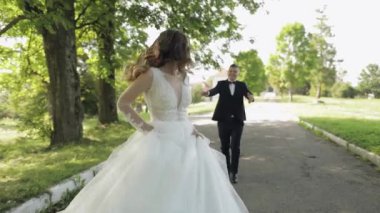 Damat parkta gelin için koşar. Düğün çifti. Mutlu aile